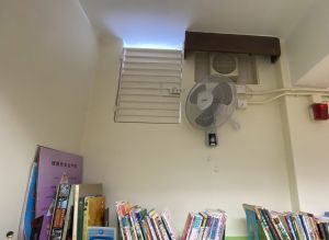 校舍兴建时地库设有两个防空洞，各有气闸，亦可作逃生出口之用；现已用作图书馆和活动室。