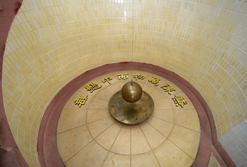 自旋转楼梯顶吊下的傅科摆，是学校兴建时安装的天文装置，以证明地球自转。