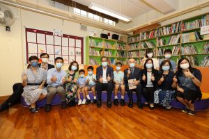 发展局局长黄伟纶（前排中）、发展局文物保育专员蒋志豪（后排左一）、古物古迹办事处的同事等早前到访般咸道官立小学，和学校校长、学生、家长、罗富国校友会前会长等交流。