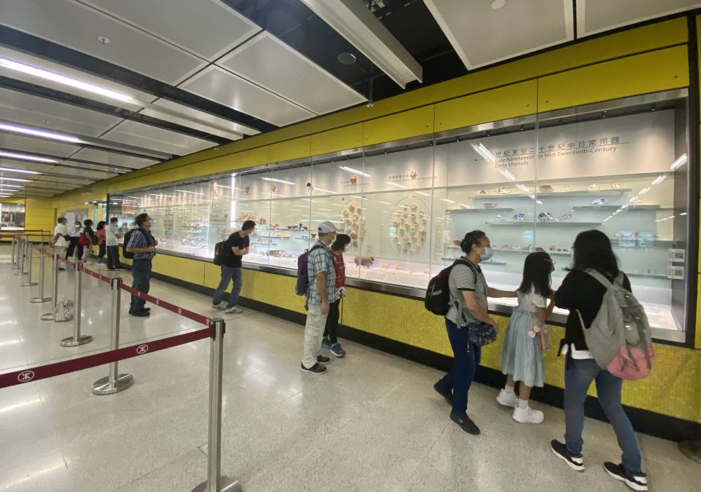 在宋皇台站内的“圣山遗粹──宋皇台出土宋元文物展”，有超过400件珍贵的出土文物，包括宋元时期陶瓷碎片、建筑构件、宋代货币等，吸引不少乘客驻足观看。