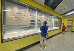 在宋皇台站内的「圣山遗粹──宋皇台出土宋元文物展」，有超过400件珍贵的出土文物，包括宋元时期陶瓷碎片、建筑构件、宋代货币等，吸引不少乘客驻足观看。