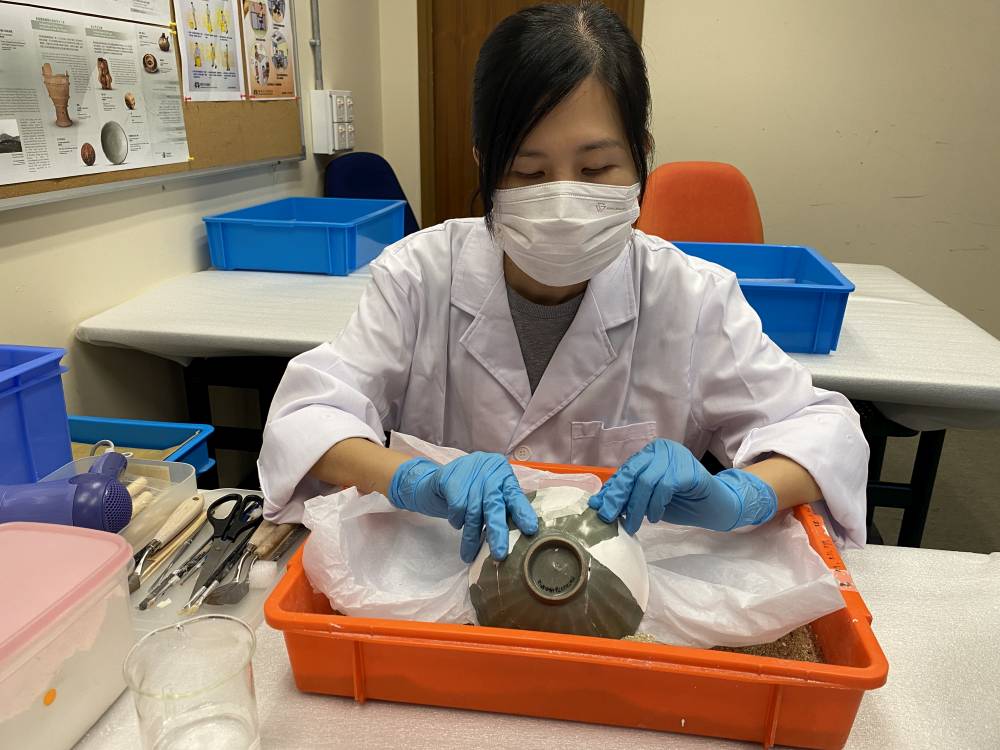 同事会以白色石膏填补器物缺失部分，尽力把器物还原。