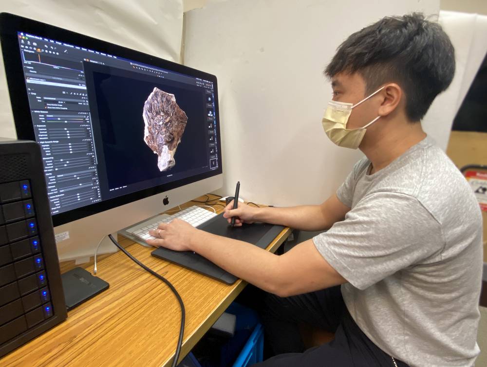 同事以超高像素的数码相机拍摄文物，把文物细节如纹饰、工艺特点等清晰地显示出来。