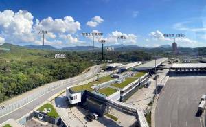 在香园围边境管制站远眺新界北新市镇的皇后山公营房屋发展项目。