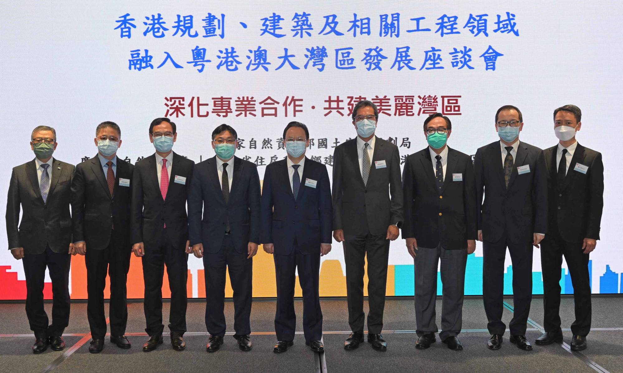 香港规划、建筑及相关工程领域融入粤港澳大湾区发展座谈会上周二（9月7日）举行。图示（左起）建造业议会主席陈家驹、中央人民政府驻香港特别行政区联络办公室（中联办）教育科技部部长蒋建湘教授、立法会议员谢伟铨、发展局常任秘书长（工务）林世雄、中联办副主任谭铁牛、发展局局长黄伟纶、立法会议员卢伟国、粤港澳大湾区发展专员袁民忠和规划署署长钟文杰在会上合照。