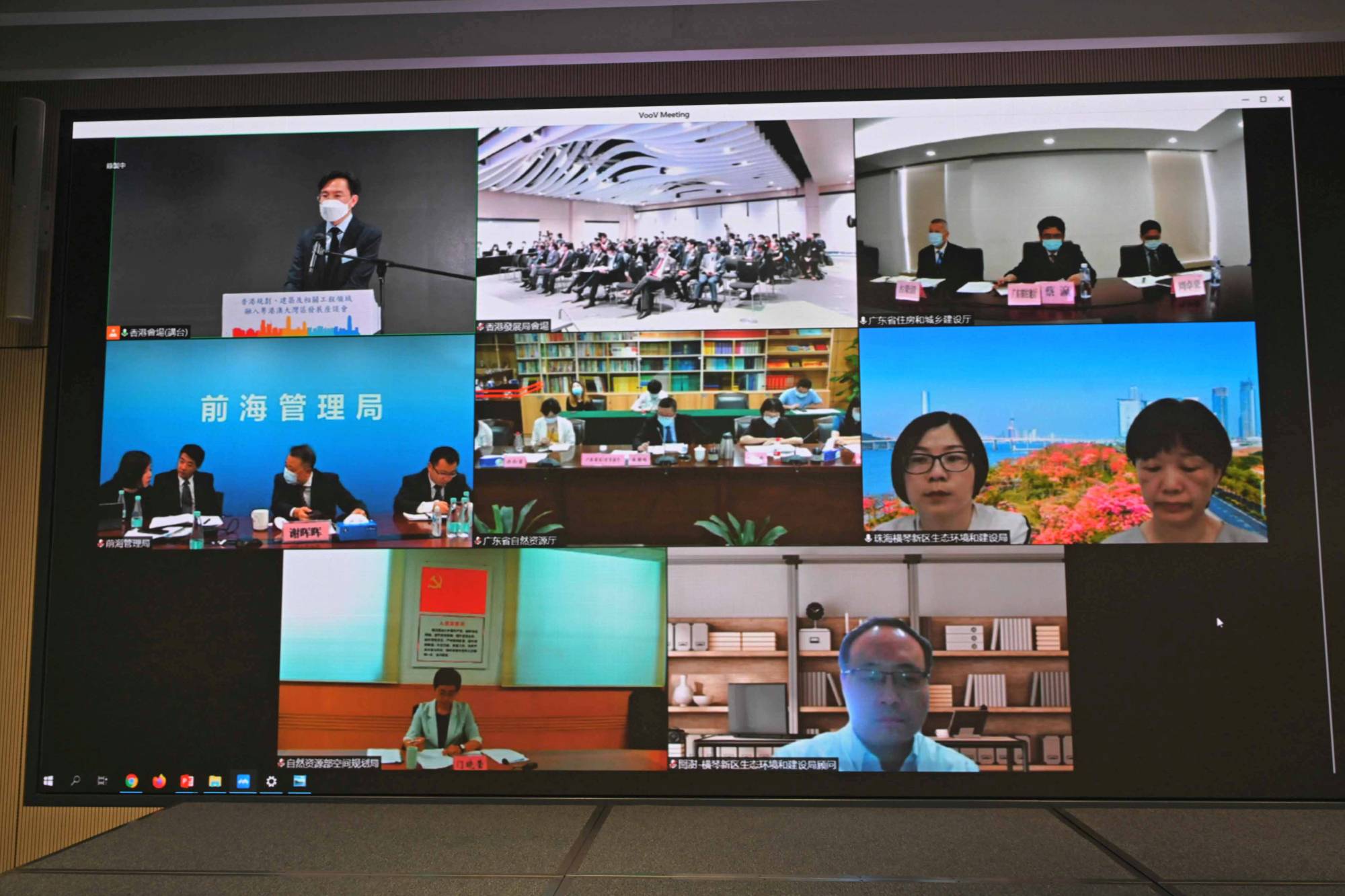 发展局与国家自然资源部国土空间规划局、广东省自然资源厅和广东省住房和城乡建设厅上周二（9月7日）合办座谈会，向香港建筑、测量、规划、园境和工程业界介绍多项便利相关企业和专业人士到粤港澳大湾区内地九市开业和执业的优惠政策和开放措施。