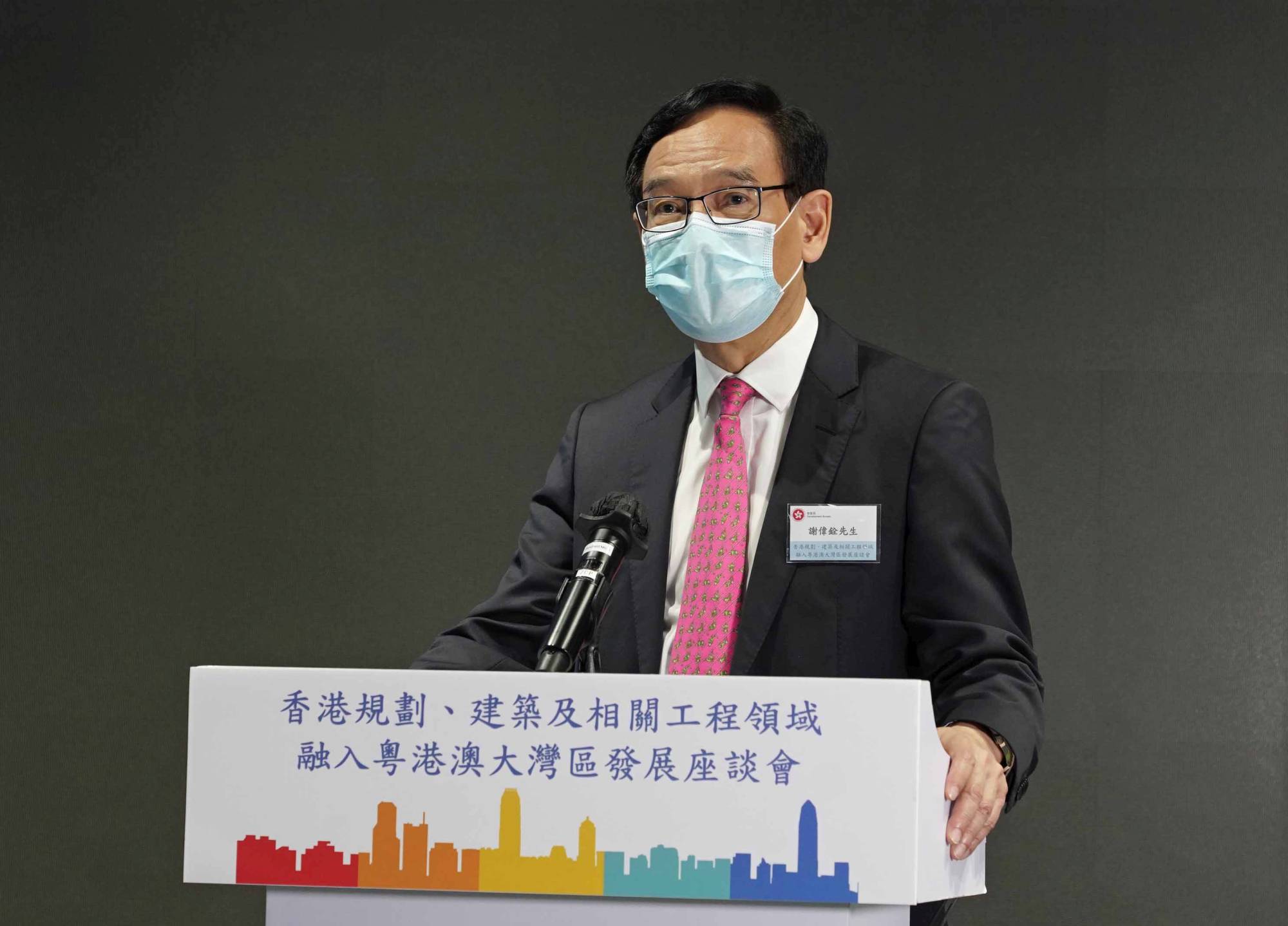 建筑、测量、都市规划及园境界立法会议员谢伟铨在座谈会上发言。 