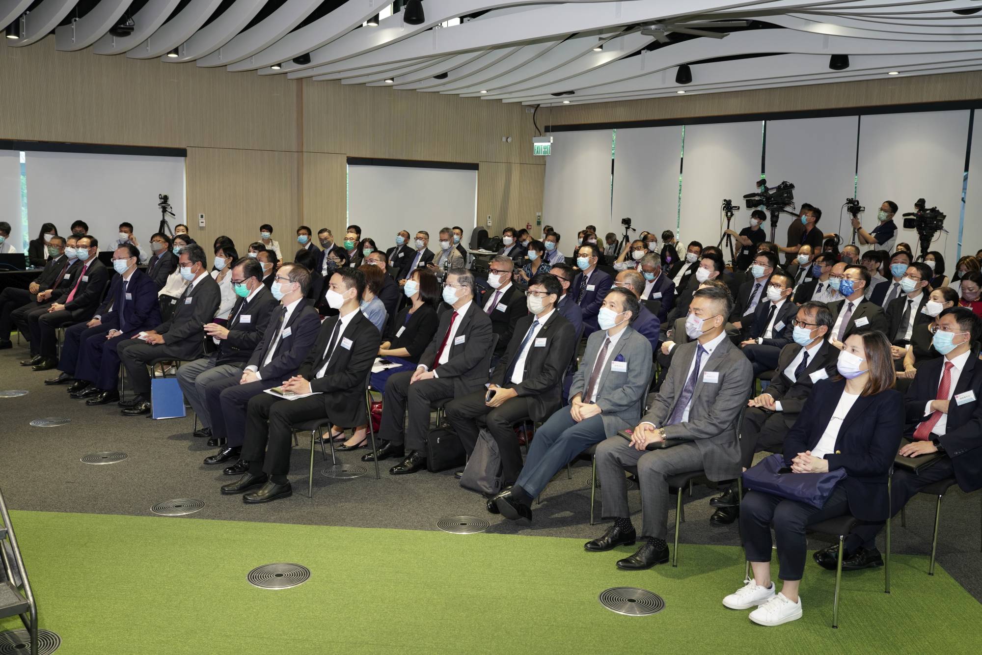 逾100位相关专业学会、协会、专业注册管理局和企业代表参与座谈会。  