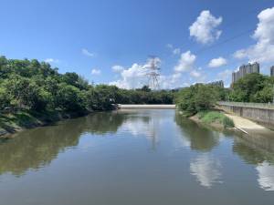 渠务署2006年在元朗以南建成一条「运河」—元朗排水绕道，以纾缓元朗市中心的水浸威胁。