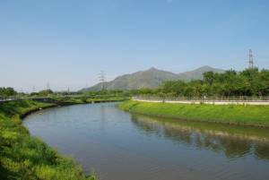 渠务署2006年在元朗以南建成一条「运河」—元朗排水绕道，以纾缓元朗市中心的水浸威胁。