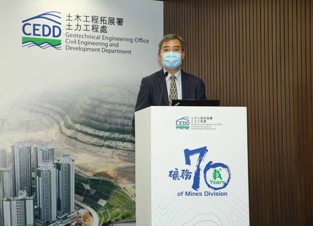 图示土力工程处处长兼副矿务处处长张伟文博士在座谈会上致辞。