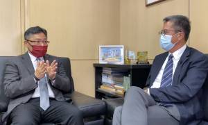 林世雄（左）向黄伟纶（右）表示，很开心见证香港70年代至今的工务发展。