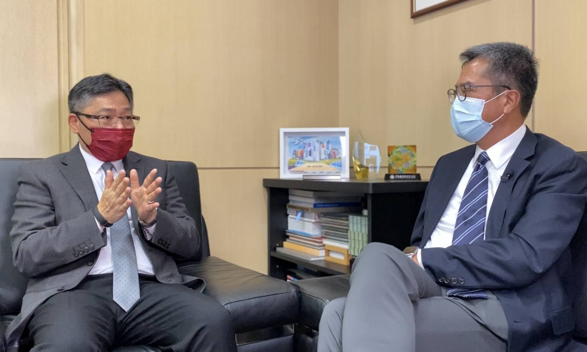 林世雄（左）向黄伟纶（右）表示，很开心见证香港70年代至今的工务发展。