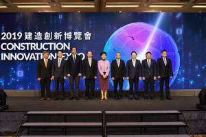 林世雄于2018年担任常任秘书长后，带领建造业推行「建造业2.0」，透过「创新」、「专业化」及「年青化」，推动行业可持续发展。图示林世雄（右二）2019年12月在湾仔会议展览中心出席「2019建造创新博览会」开幕典礼。