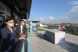 图示行政长官林郑月娥（左一）于去年9月到大屿山视察第三及第四期检疫中心的地盘和参观第二期检疫中心单位。旁为林世雄。