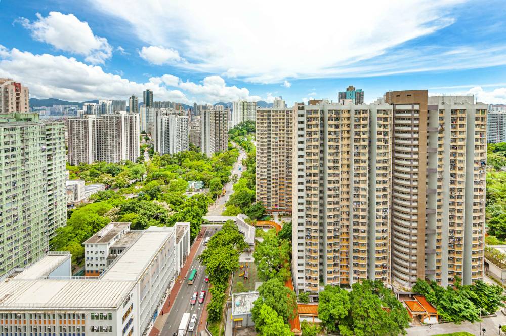 未来10年，政府已觅得约350公顷土地，可兴建约33万个公营房屋单位。