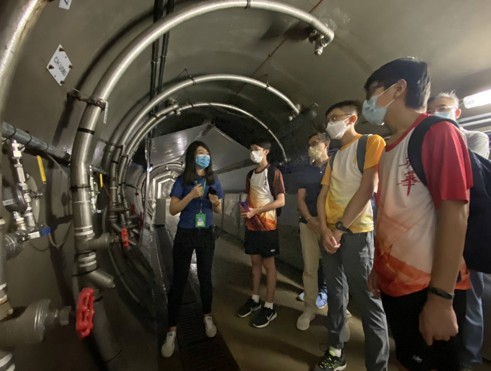 “宝珊排水隧道”上方铺设排水斜管。