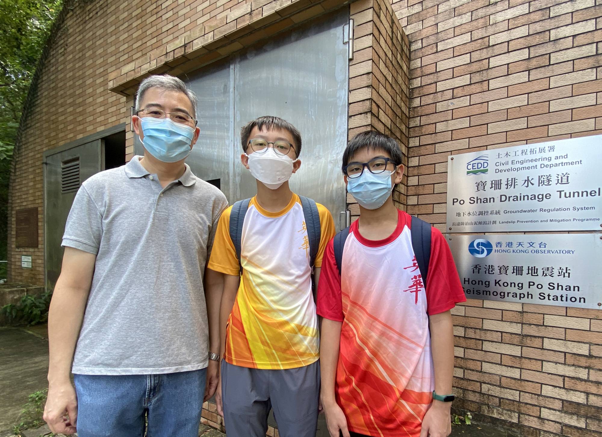 土力工程处处长张伟文博士（左）邀请英华书院学生何心宇（中）和庄恩乐（右），分享参观“山泥倾泻科技展学馆”后的感受。 