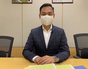 地政总署高级产业测量师刘志坚说，非政府机构或社会企业可向地政总署提交申请，租用可供短期使用的政府用地，而署方是否批出申请，主要考虑建议的短期用途能否惠及社群。