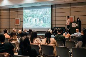 发展局积极参与专业学会及非政府机构合办的座谈会，以提高社会各界对资助计划的认识。