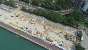 「坚农圃」租用坚尼地城卑路乍湾海滨休憩用地旁的政府用地（黄色胶板围封范围），建设社区农圃。图为未兴建社区农圃时的照片。