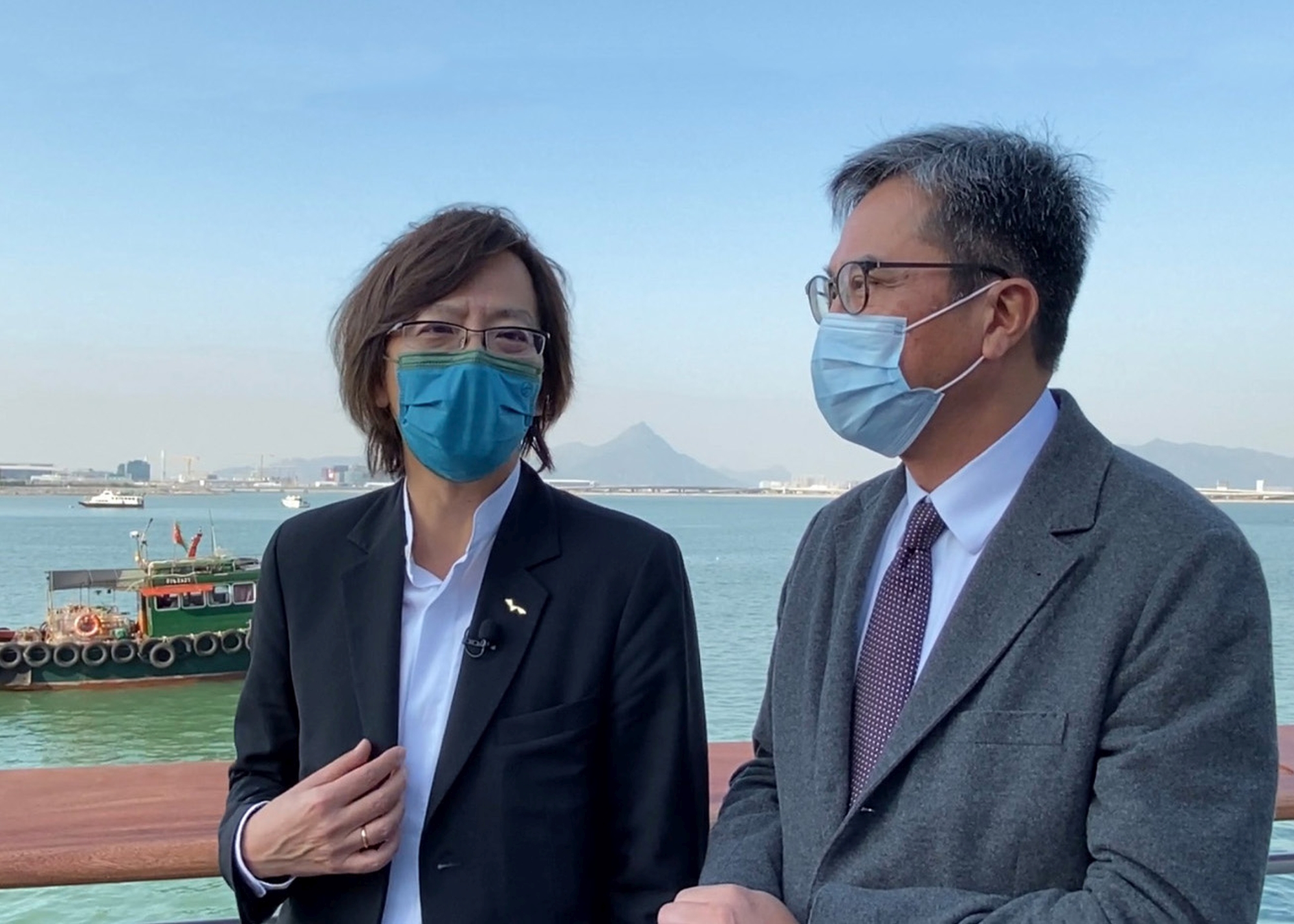 黄伟纶（右）听取吴永顺（左）介绍东涌社区联络中心的建筑设计和特色。