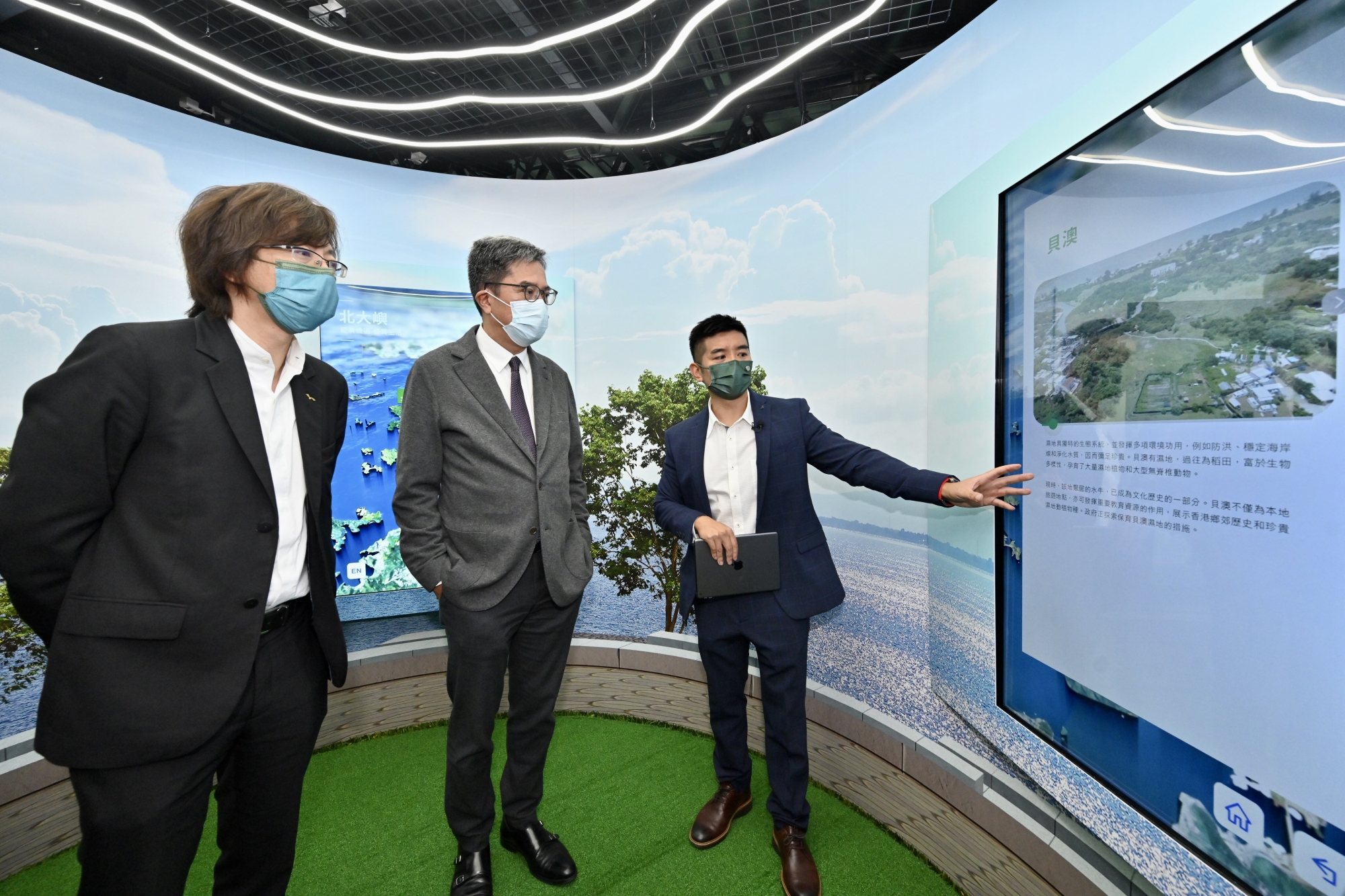 东涌社区联络中心设有多个展览区。图为“互动资讯区”，概述大屿山“北发展、南保育”的未来路向。