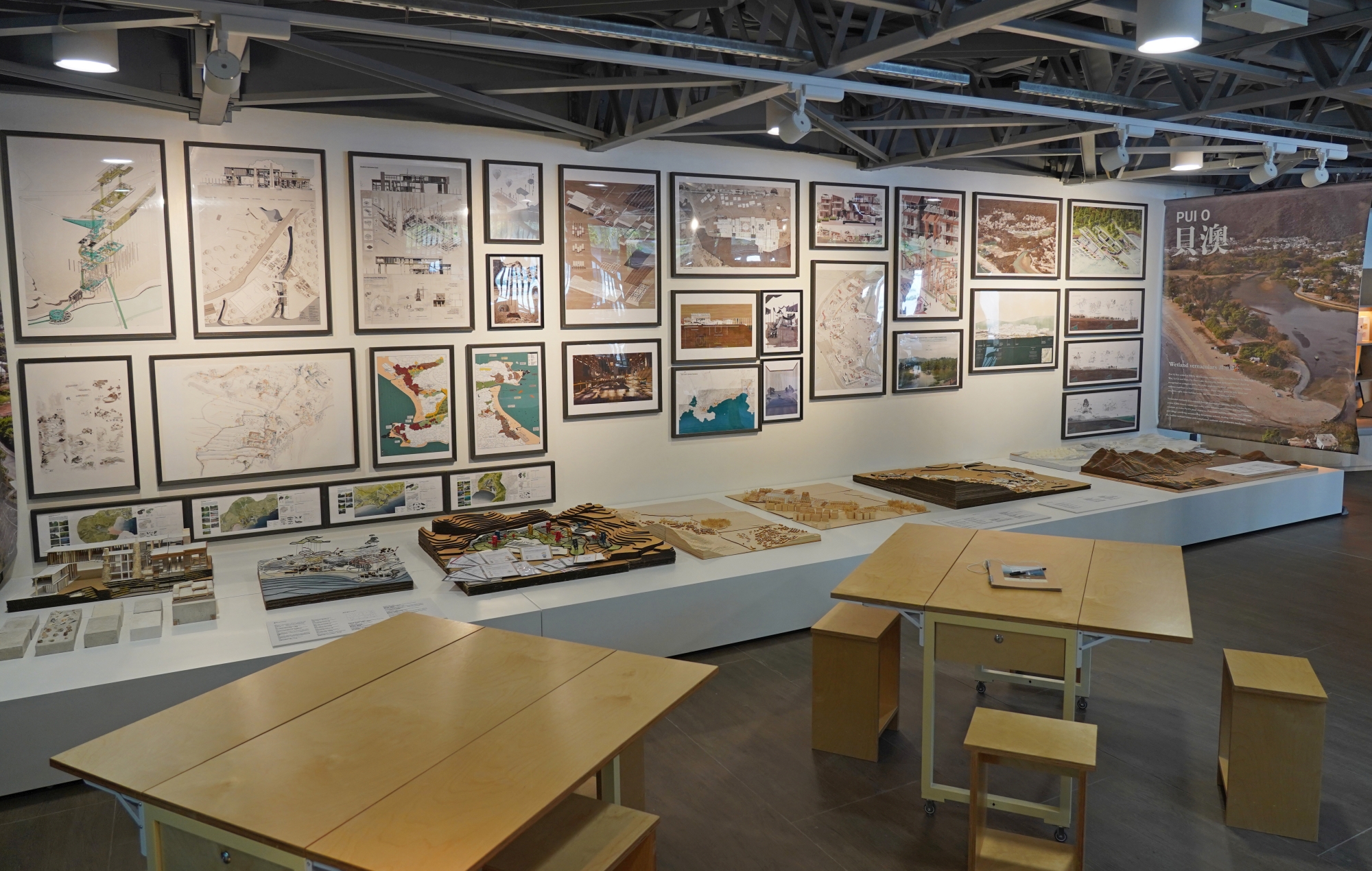 “屿南风土”专题展览展示建筑系学生以南大屿再生保育作主题的建筑设计。