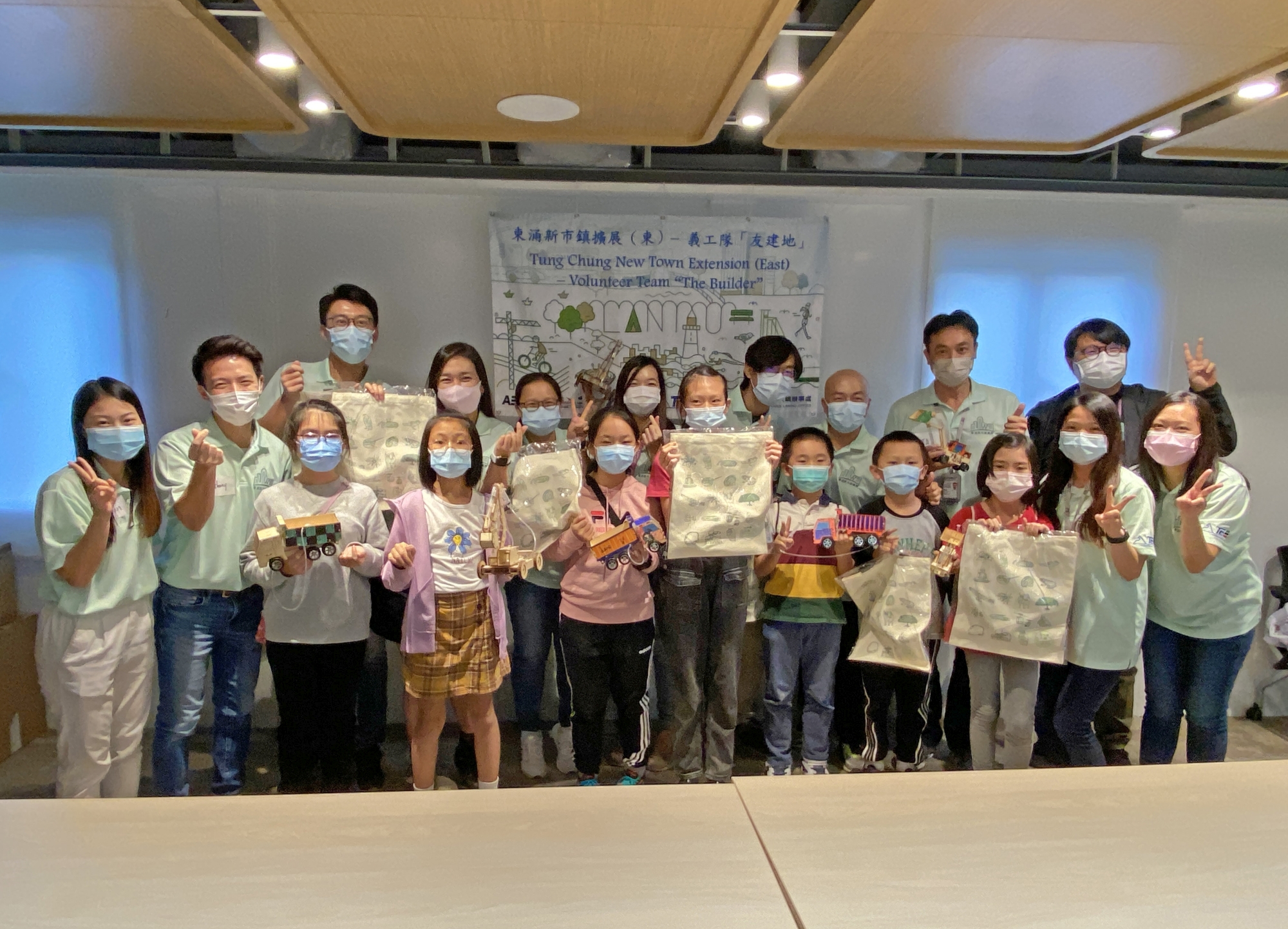 东涌社区联络中心中庭的多用途活动空间和一楼的活动室开放予非政府机构和学校预约作举办活动之用。