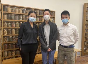 蒲窝青少年中心经理黄沛霖（中）表示，中心和建筑署一直努力把蒲窝这座历史建筑保持在最好的状态，让市民有一个很好的聚脚点。左起：刘令怡、黄沛霖、黄家耀。