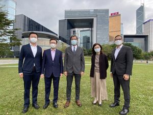 发展局局长黄伟纶（中）联同常任秘书长（规划及地政）甯汉豪（右二）、常任秘书长（工务）刘俊杰（右一）、副局长廖振新（左二），以及政治助理冯英伦（左一），一起呼籲大家今日在立法会换届选举投票。