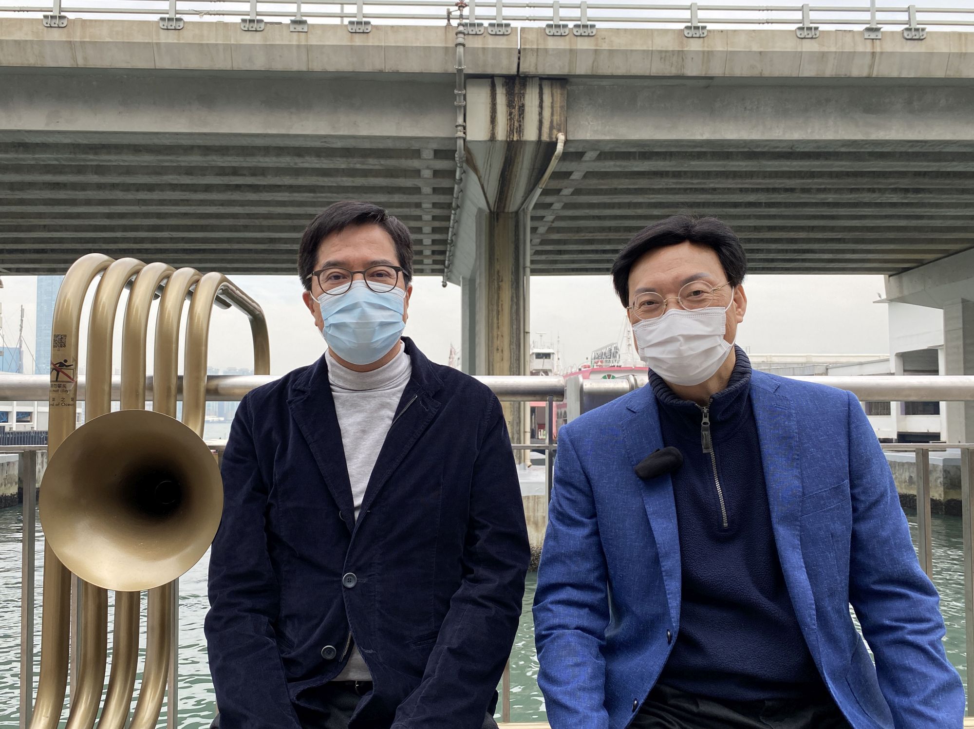 发展局局长黄伟纶（左）邀请市区更新基金董事会主席倪锡钦教授（右）介绍基金的工作。基金2011年成立，致力协助受重建计划影响的居民，同时推动文物保育及地区活化。