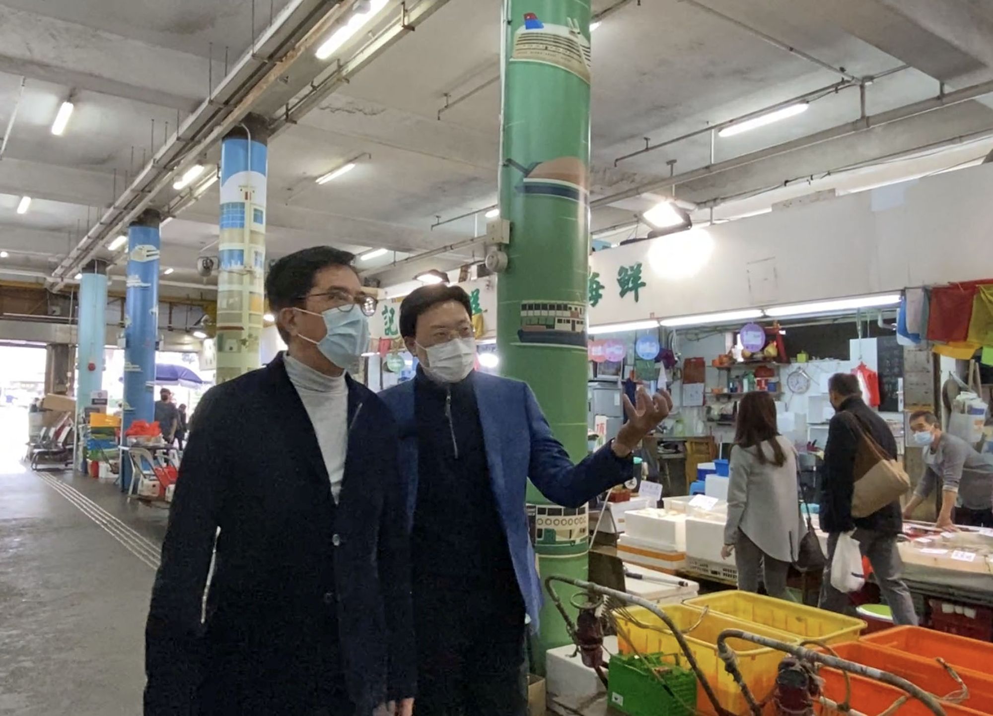 北角渡轮码头内描绘小区独特风景的特色石柱。