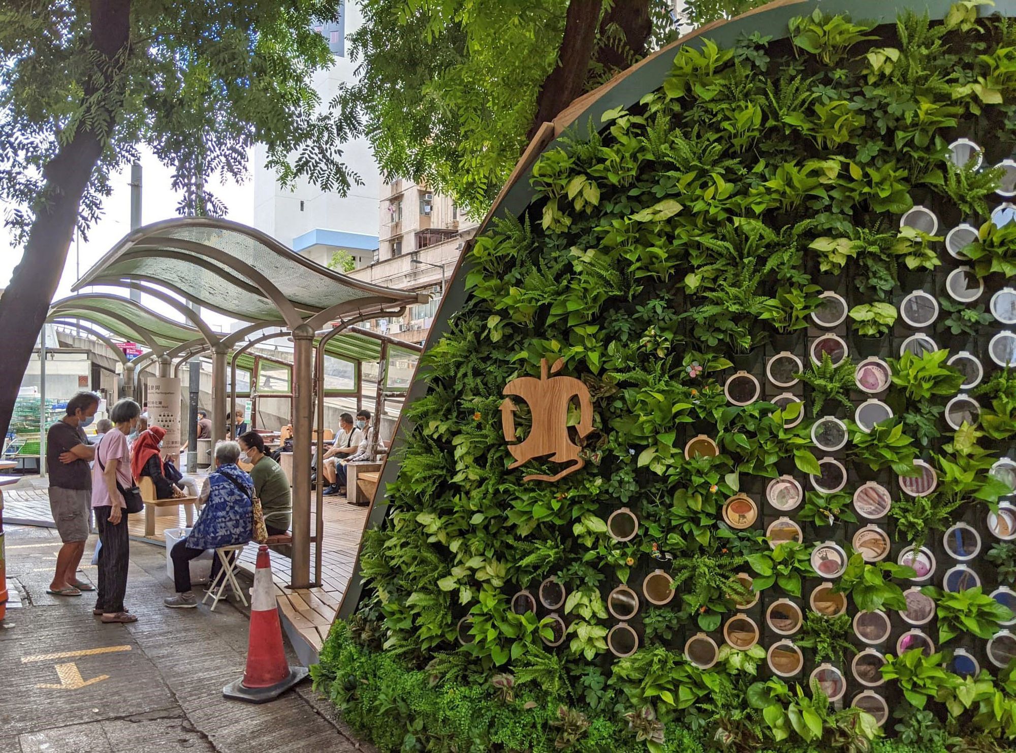 透过基金资助的「路过北角」项目，一系列的艺术装置设立在春秧街休憩处、北角海滨长廊、北角渡轮码头等，活化公共空间，亦展现北角的独特魅力。