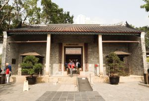 九龙城主题步行径，全长约6.5公里，串连九龙城、土瓜湾、红磡社区的重要地标，如九龙寨城、石屋家园、宋王台等，并举办文化活动和设立访客中心，以促进九龙城历史文物保育、艺术文化推广等。