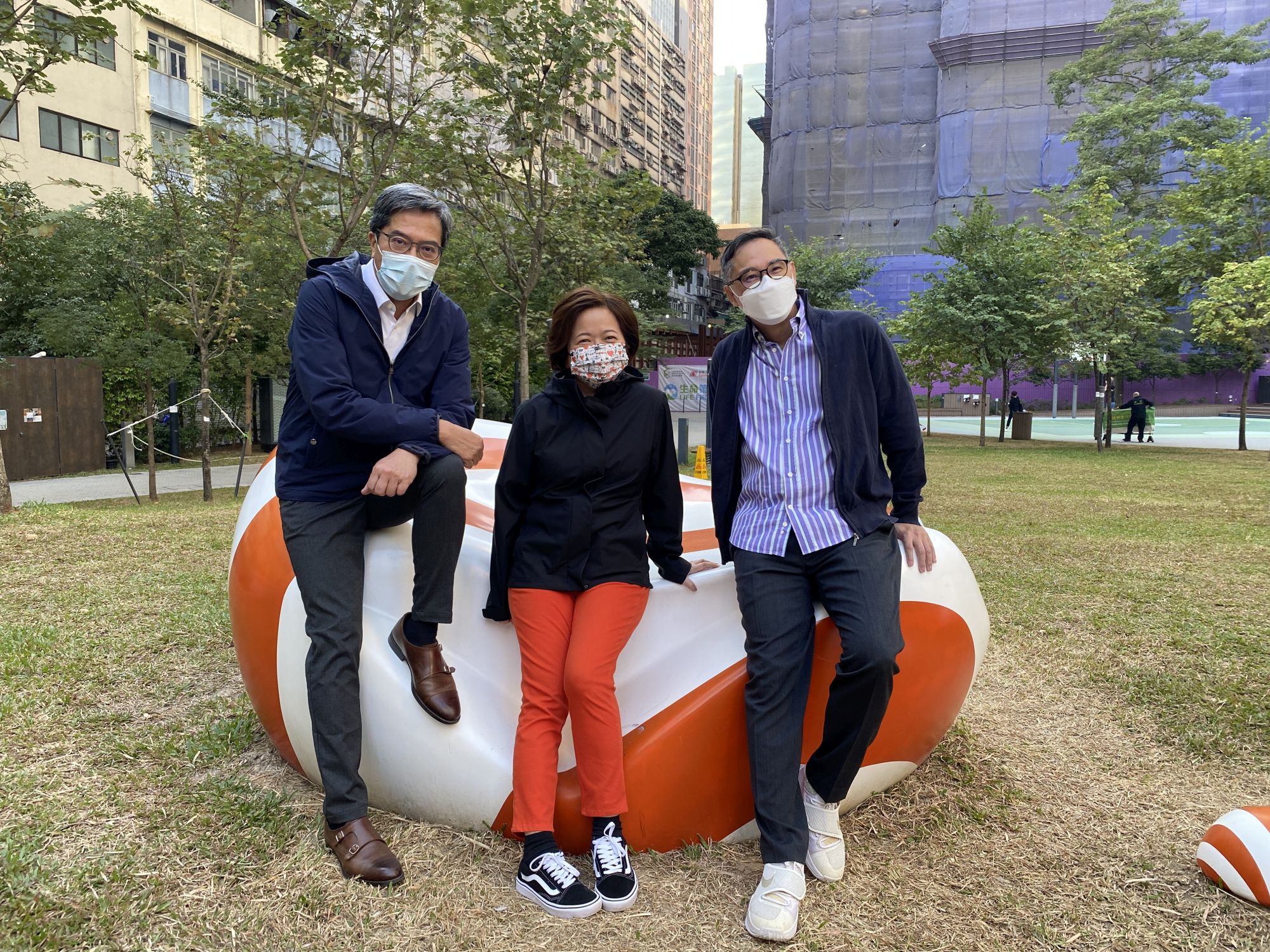 上月初，发展局局长黄伟纶（左）和常任秘书长（工务）刘俊杰（右）在起动九龙东专员张绮薇（中）陪同下，到观塘骏业街InPark，了解在优化九龙东公共休憩空间方面的工作。