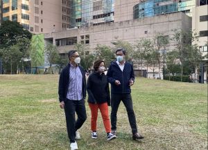 起动九龙东专员张绮薇（中）向发展局局长黄伟纶（右）和常任秘书长（工务）刘俊杰（左）表示，自起动九龙东办事处于2012年成立至今，在九龙东新增或翻新逾17公顷公共休憩空间，面积接近一个维园。