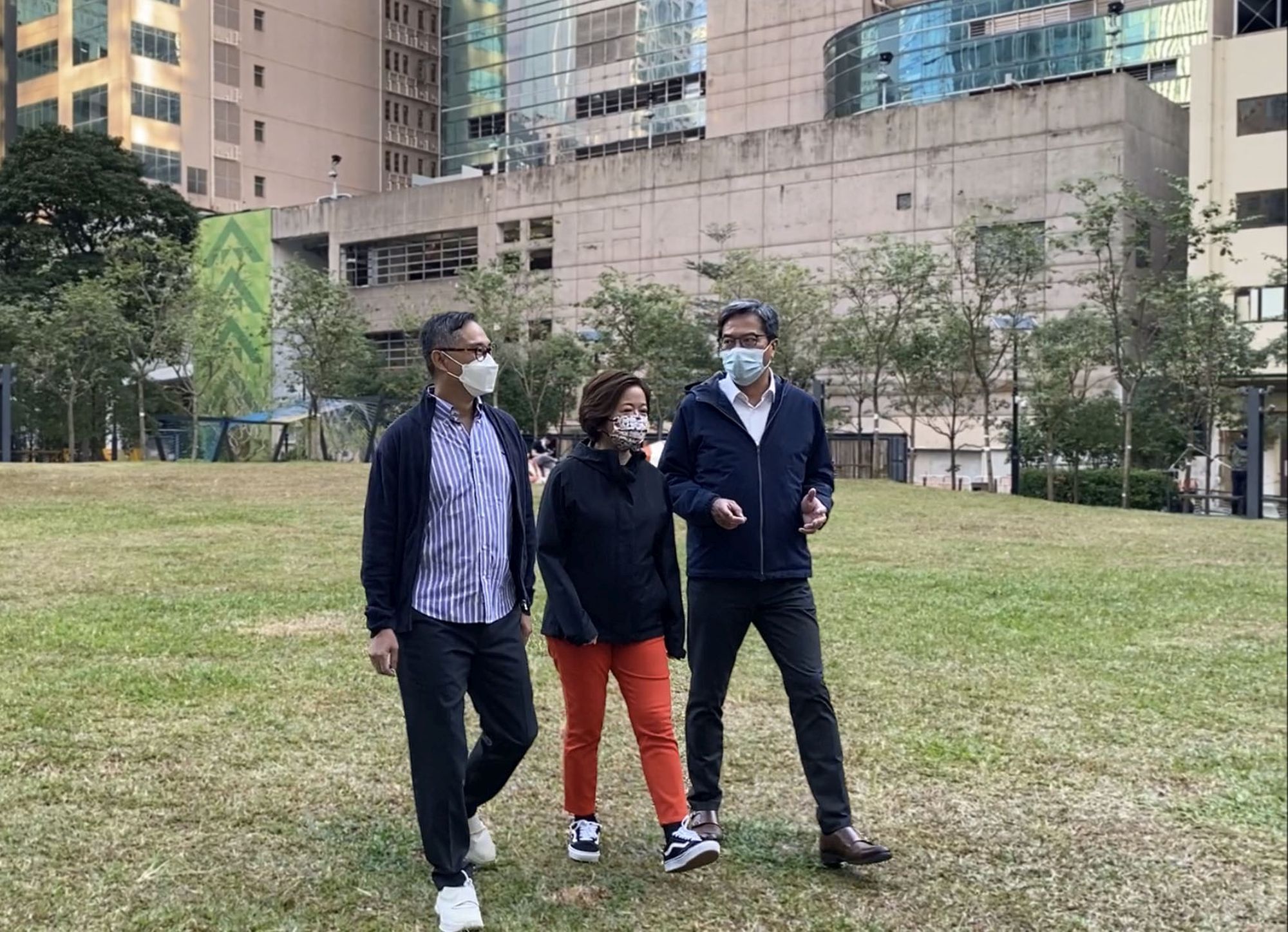 起动九龙东专员张绮薇（中）向发展局局长黄伟纶（右）和常任秘书长（工务）刘俊杰（左）表示，自起动九龙东办事处于2012年成立至今，在九龙东新增或翻新逾17公顷公共休憩空间，面积接近一个维园。