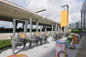 在九龙东新增或翻新的公共休憩空间，包括较早完成的观塘海滨花园，以及图中的观塘绕道下「反转天桥底」创意艺术文化用地。