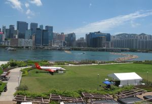 观塘毗邻的启德跑道公园现时是临时设施，市民可在当中的大草坪近距离欣赏维港海景，而服务香港17年的政府飞行服务队定翼飞机「捷流41」在草坪作长期展览。