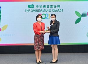 李洁珍（右）获申诉专员赵慧贤（左）颁发「2021年申诉专员嘉许奖」公职人员奖，以表扬她为市民提供优质服务，以及在处理投诉时表现出高度的专业水平。