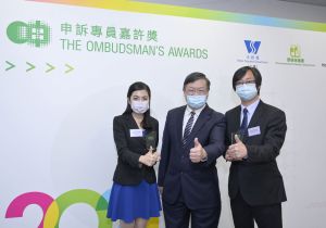 李洁珍（左）于去年十一月领奖时，机电署署长彭耀雄（中）亦出席颁奖礼，以示鼓励。