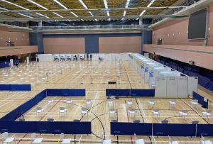 配合社区检测以及疫苗接种计划，李洁珍与团队为数十个市政场地完成所需的供电安排，并确保有足够的照明及空调设备等运作正常。