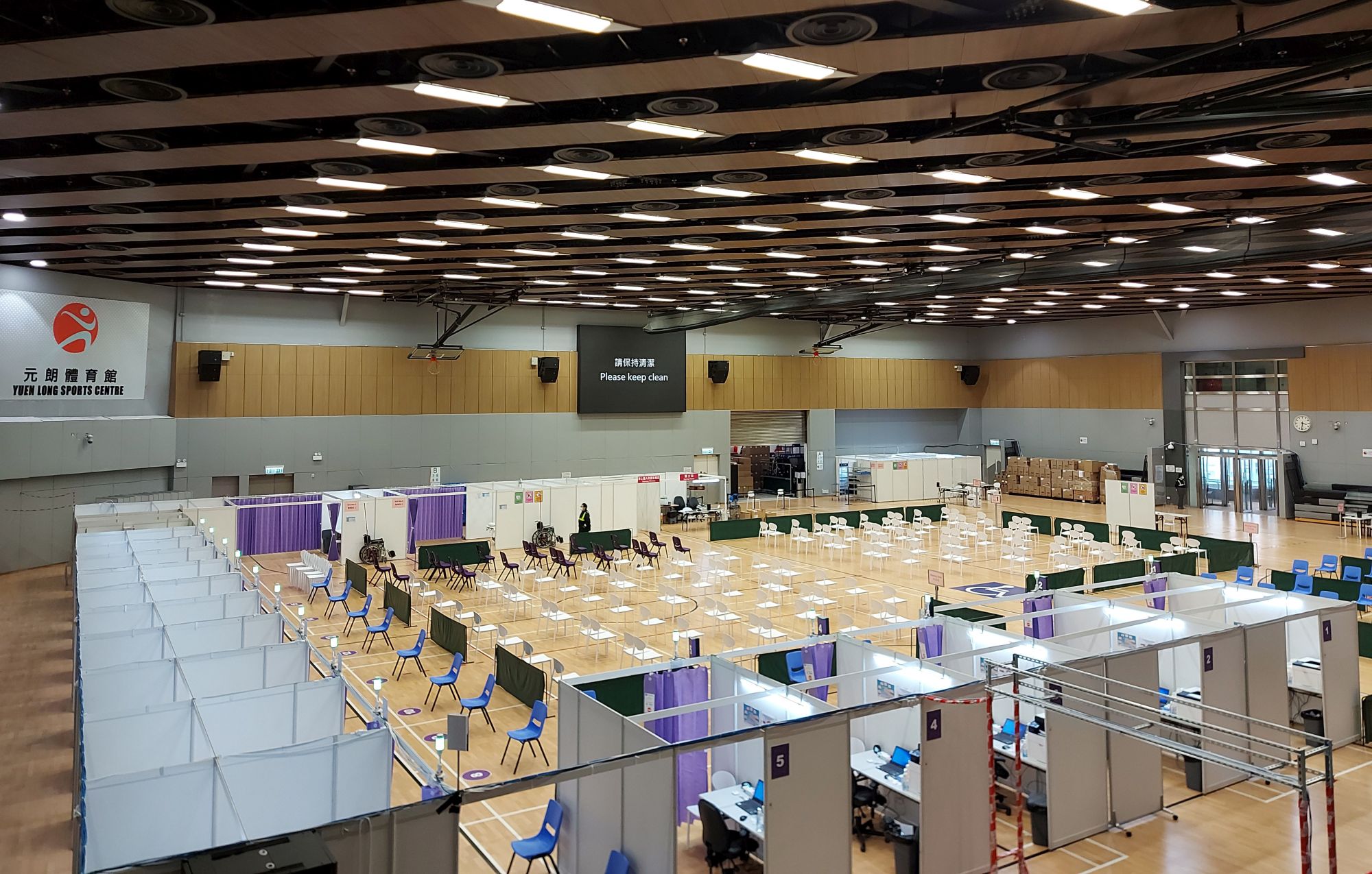 配合小区检测以及疫苗接种计划，李洁珍与团队为数十个市政场地完成所需的供电安排，并确保有足够的照明及空调设备等运作正常。