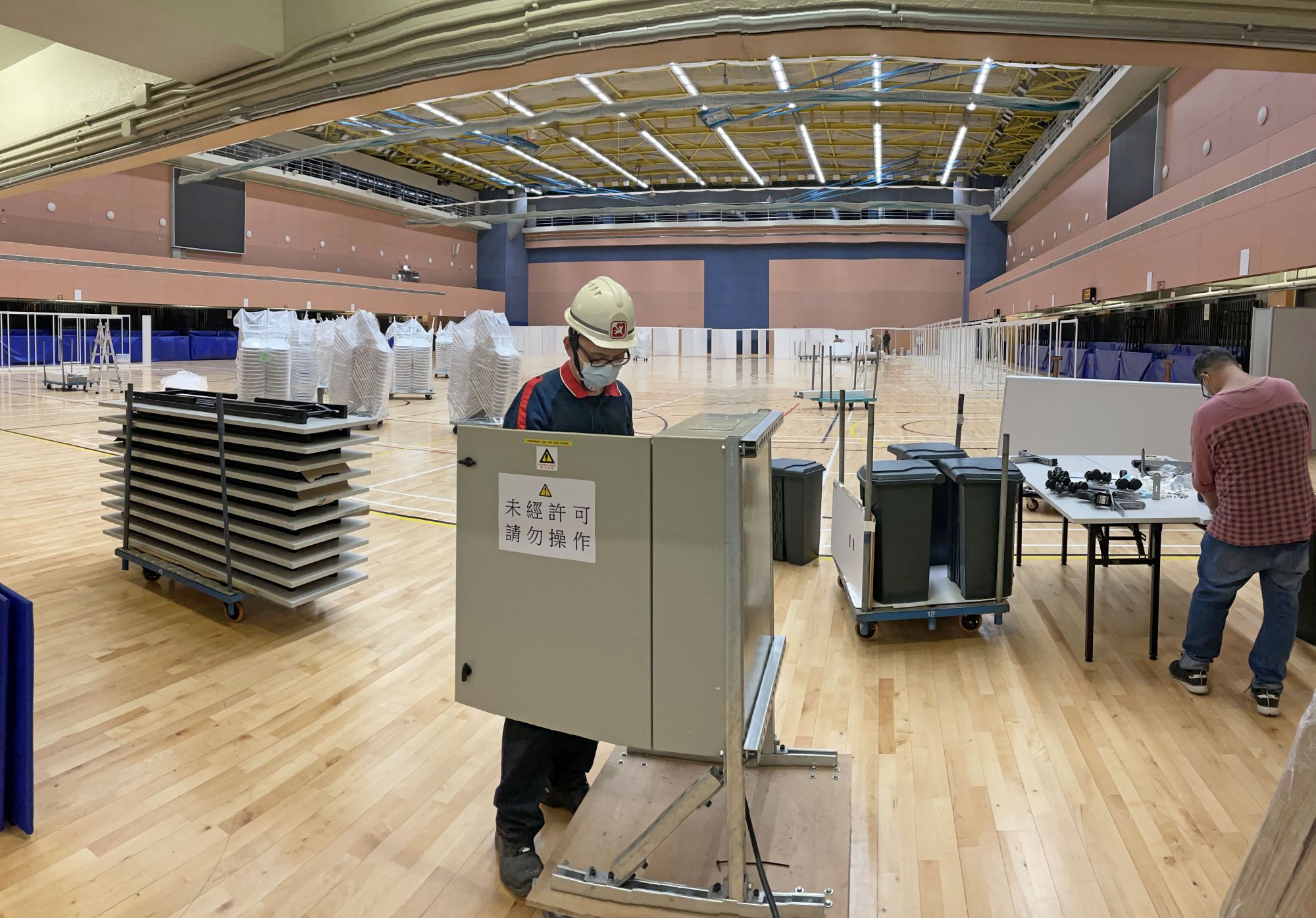 机电署同事在中山纪念公园体育馆进行所需的改装工程，以配合小区疫苗接种中心的设立。