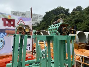 「龙门一号」和「龙门二号」配有镜头，可以把污水渠内的情况传送至地面的控制台。