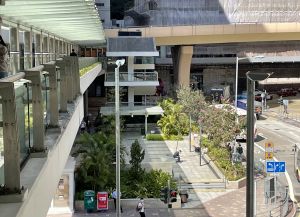 「黄竹坑绿色连线」是一个地方营造项目，利用绿色走廊的概念，透过一系列休憩处和行人设施，连接黄竹坑站和香港仔郊野公园。项目包括改善图中的南朗山道休憩处。