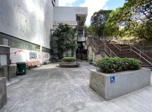 业勤街休憩处和附近的阶梯、后巷及斜坡，也是「黄竹坑绿色连线」项目会改善的地方。