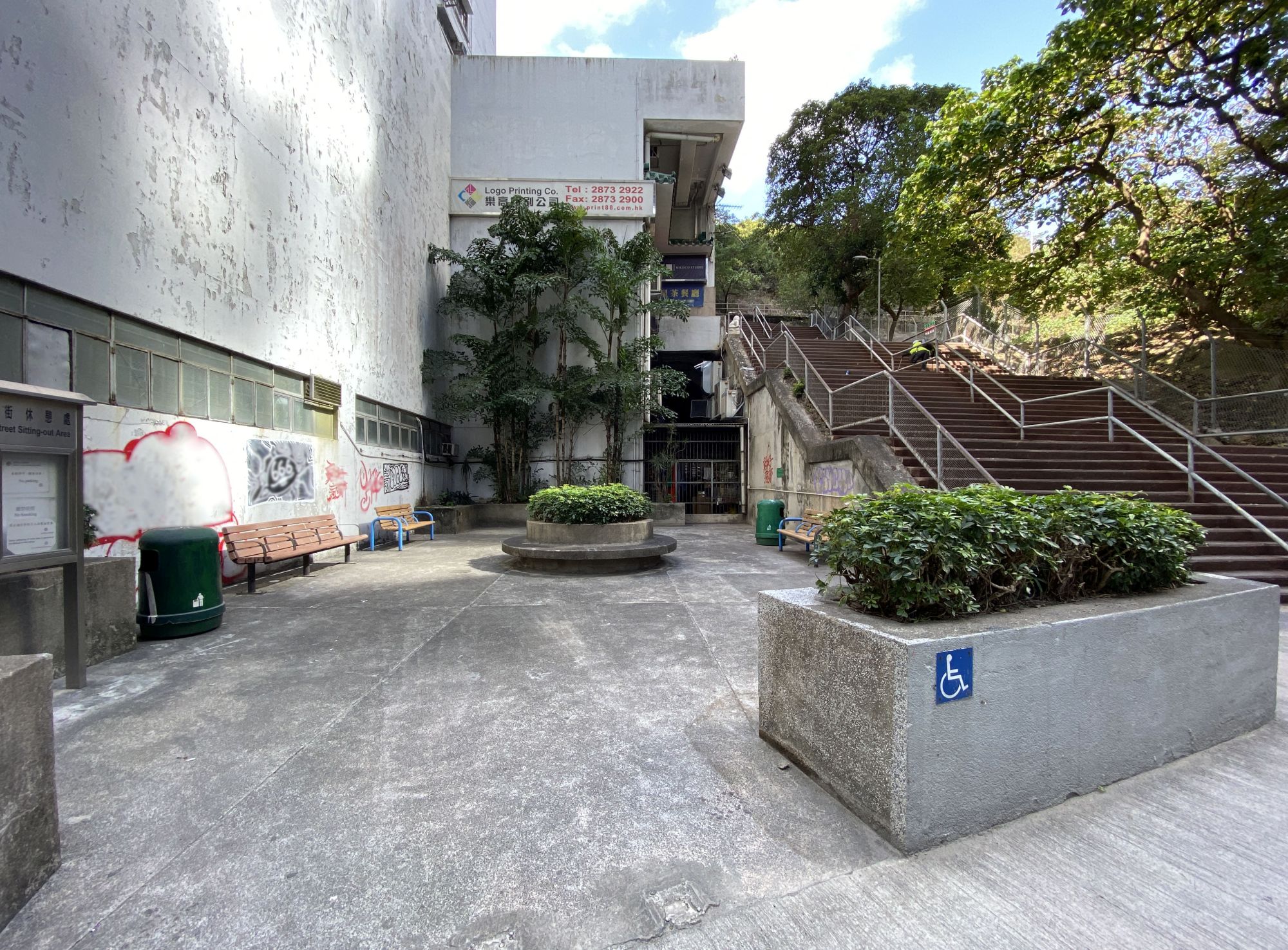 业勤街休憩处和附近的阶梯、后巷及斜坡，也是「黄竹坑绿色联机」项目会改善的地方。