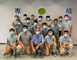 张颖雄（后排右二）毕业于香港建造学院，并在建造业工作半年，对行业前景非常乐观。